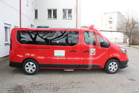 Pokaż zdjęcie: Czerwony samochód z logo Państwowego Funduszu Rehabilitacji Osób Niepełnosprawnych
