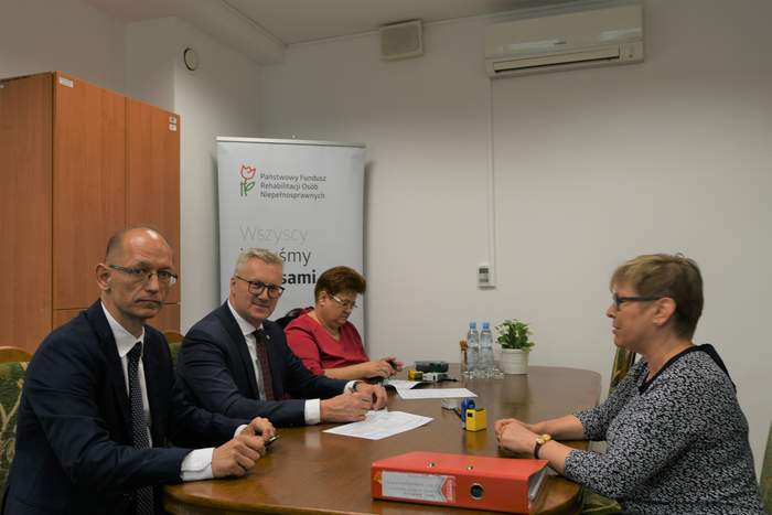 Pokaż zdjęcie: Podpisanie umowy