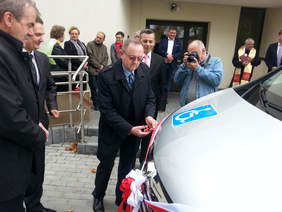 Pokaż zdjęcie: Dyrektor Oddziału Świętokrzyskiego PFRON przecina wstęgę 