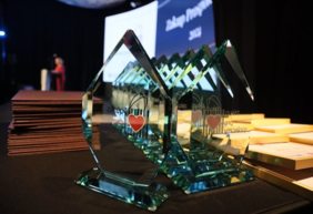 Pokaż zdjęcie: Szklany grawerton z napisem zakup prospołeczny z kodem kreskowym i czerwonym sercem.