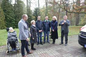 Pokaż zdjęcie: Podopieczni DPS Machwino uczestniczą w uroczystym przekazaniu busa.