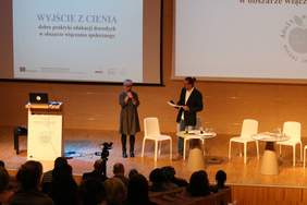 Pokaż zdjęcie: konferencja pn. „WYJŚCIE Z CIENIA" Koordynator projektu - Piotr Harhaj (z prawej)