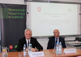 Pokaż zdjęcie: Paneliści: Dyrektor Wojewódzkiego Urzędu Pracy w Lublinie Andrzej Pruszkowski oraz Dyrektor Operacyjny MDDP S.A., Akademia Biznesu sp. k. Tomasz Gierwatowski