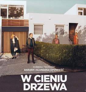 Pokaż zdjęcie: Plakat promujący film pt.: „W cieniu drzewa” 