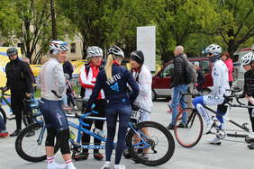 Pokaż zdjęcie: Tandemy żeńskie zebrane w grupę przed kolejnym etapem wyścigu