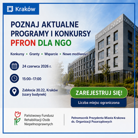 Grafika informująca o spotkaniu dla NGO. Niebieskie tło, po prawej stronie widoczny zarys budynku, po lewej informacje dotyczące spotkania.