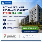 Grafika informująca o spotkaniu dla NGO. Niebieskie tło, po prawej stronie widoczny zarys budynku, po lewej informacje dotyczące spotkania.
