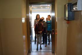 Pokaż zdjęcie: uroczyste przekazanie windy do użytkowania przez wychowanków  placówki