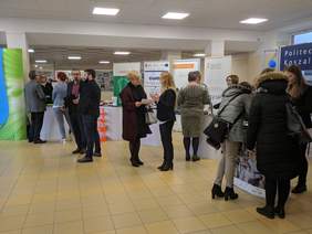 Pokaż zdjęcie: Stoiska konferencyjne w trakcie przerwy