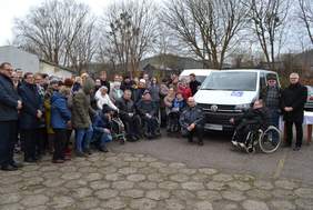 Pokaż zdjęcie: Zebrani goście wraz z uczestnikami WTZ