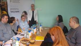 Pokaż zdjęcie: Pracownik Oddziału Ślaskiego PFRON prowadzący spotkanie