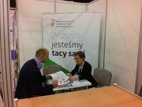 Anna Wandzel - Ekspert ds Promocji i informacji Śląskiego Oddziału PFRON na stoisku informacyjnym podczas Europejskiego Kongresu MŚP