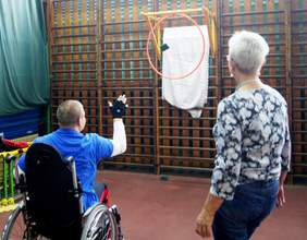 Rzut woreczkiem do zawieszonej obręczy.