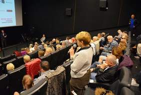 Pokaż zdjęcie: Grupa osób na widowni