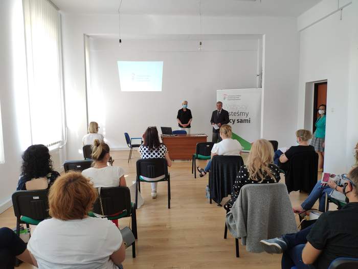 Pokaż zdjęcie: Dyrektor PFRON Oddział Sląski - Jan Wroński, Prowadząca spotkanie - Teresa Saczyk podczas I spotniania programu Aktyny Samorząd