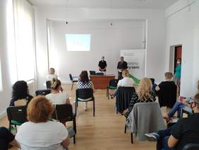 Pokaż zdjęcie: Dyrektor PFRON Oddział Sląski - Jan Wroński, Prowadząca spotkanie - Teresa Saczyk podczas I spotniania programu Aktyny Samorząd