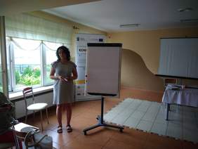 Pokaż zdjęcie: Moderatorka prezentuje zmiany w ustawach dotyczących WTZ