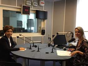 Pokaż zdjęcie: Dwie kobiety, studio radiowe, mikrofony. 