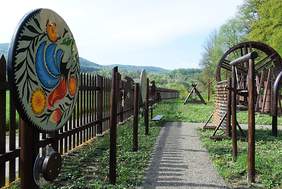 Pokaż zdjęcie: Fot: Barbara Zasowska, na zdjęciu drewniane obiekty i konstrukcje w Parku Etnograficzno-Edukacyjnym