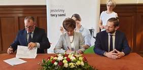 Pokaż zdjęcie: Prezes PFRON Marlana Maląd podczas skłądania podpisu - fotografia nr 6