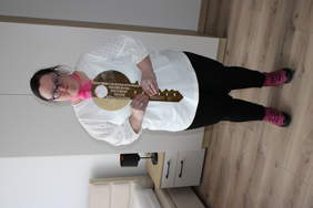 Pokaż zdjęcie: Kobieta stojąca na środku trzymająca w ręku duży klucz