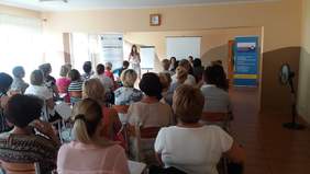 Pokaż zdjęcie: Przedstawicielka Caritas Polska wita uczestników spotkania