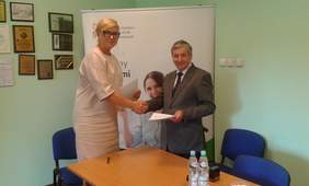 Pokaż zdjęcie: Podpisana umowa, od lewej Naczelnik Wydziału Zdrowia Miasta Sosnowiec Halina Czapla i Dyrektor Oddziału Śląskiego PFRON Jan Wroński