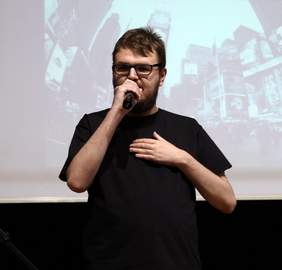 Pokaż zdjęcie: Przedstawienie teatralne "Dajesz?" w wykonaniu uczestników WTZ (fot: Maria Olszowska) 