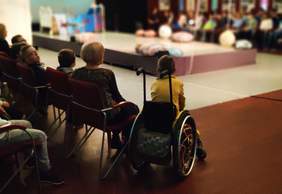 Pokaż zdjęcie: Widownia spektaklu "Ongaku. Trzy kamienie" w Operze Krakowskiej