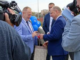 Pokaż zdjęcie: oficjalne przekazanie kluczyków Dyrektorowi ŚDS w Zduńskiej Woli