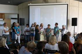 Pokaż zdjęcie: Targi Innowacji Społecznych – grupa seniorów i podopiecznych z niepełnosprawnością z  „Caffe Aktywni”