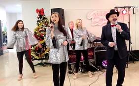 Pokaż zdjęcie: Występ zespołu Karpowicz Family podczas Wigilijnego Spotkania pracowników Ostrowskich Spółdzielni Inwalidów