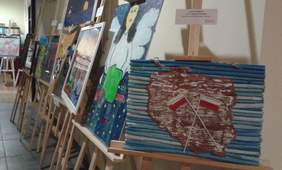 Pokaż zdjęcie: Prace plastyczne na wystawie