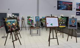 Pokaż zdjęcie: Wystawa prac  XVII Ogólnopolskiego Konkursu ,,Sztuka Osób Niepełnosprawnych na Lotnisku