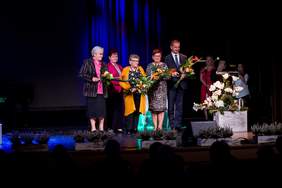 Pokaż zdjęcie: Uhonorowanie medalem "Wiernie i Wytrwale" - założyciele PSONI Koło w Żorach i Prezydent Miasta Żory