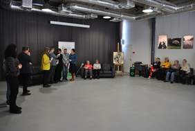 Pokaż zdjęcie: Zdjęcie z uczestnikami, którzy opowiedzieli o swojej sztuce