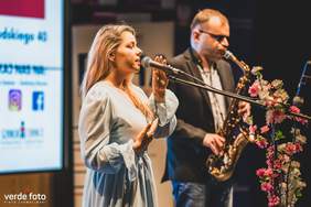 Pokaż zdjęcie: występ niewidomego saksofonisty i wokalistki pełnosprawnej 