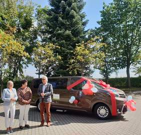 Pokaż zdjęcie: Przedstawiciele placówki przed nowym mikrobusem.