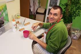 Pokaż zdjęcie: Podopieczny Fundacji L`Arche w jednej z pracowni