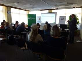 Pokaż zdjęcie: prelekcja prowadzona przez Dyrektora Oddziału Łódzkiego PFRON - Władyslawa Skwarkę