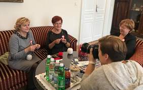 Pokaż zdjęcie: Dyrektor Marta Mordarska oraz przedstawicielki Koła "Szydełko"