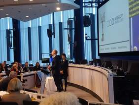 Pokaż zdjęcie: Wiceprezydent Bartosz Bartoszewicz odebrał w Brukseli nagrodę za trzecie miejsce w konkursie Access City Award /źródło:www.gdynia.pl