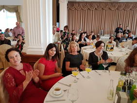 Uczestnicy wydarzenia oglądający występy