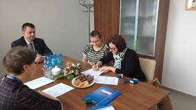 Pokaż zdjęcie: 1_Prezes_Stowarzyszenia_Joanna_Sier_ant-Rekret_wraz_ze_Skarbnikiem_Monik__Dutkiewicz_w_trakcie_podpisywania_umowy.jpg