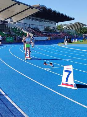 Pokaż zdjęcie: Młoda dziewczyna na bieżni stadionu lekkoatletycznego