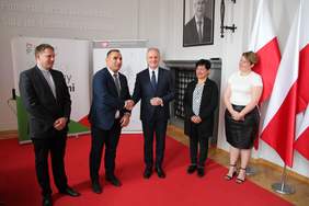 Pokaż zdjęcie: Ks. Piotr Brzozowski, Dariusz Majorek, Dariusz Drelich,  Wioletta Umławska, Joanna Cwojdzińska, Agata Borowiec.