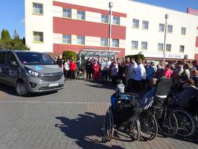 Pokaż zdjęcie: Uroczystość przekazania busa dla uczestników Warsztatu Terapii Zajęciowej w Swarzędzu