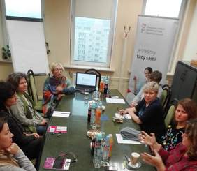 Pokaż zdjęcie: Grupa osób siedząca przy stole