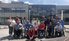 Pokaż zdjęcie: na zdjęciu: uczestnicy majowego Warsztatu Specjalistycznego w Kleszczowie, w tle ośrodek SOLPARK