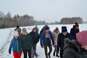 Pokaż zdjęcie: Uczestnicy WTZ podczas zabaw na śniegu,fot.WTZ Janowica